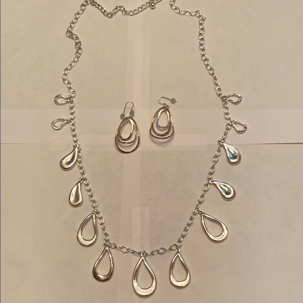 Elegant Silver Teardrop Necklace and Earring Set